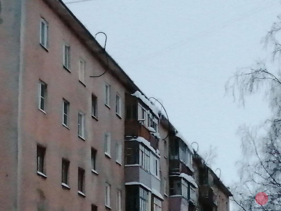 В Северодвинске с крыш домов убирают снежные шапки